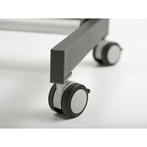 Nahaufnahme von zwei Rollen, die an einer grauen Metallkonstruktion befestigt sind. Die Rollen sind grau und schwarz, der Hintergrund ist weiss.