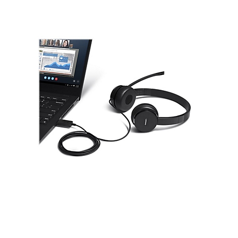 Un casque noir est posÃ© Ã  cÃ´tÃ© d'un ordinateur portable noir. L'Ã©cran de l'ordinateur portable affiche une vidÃ©oconfÃ©rence.
