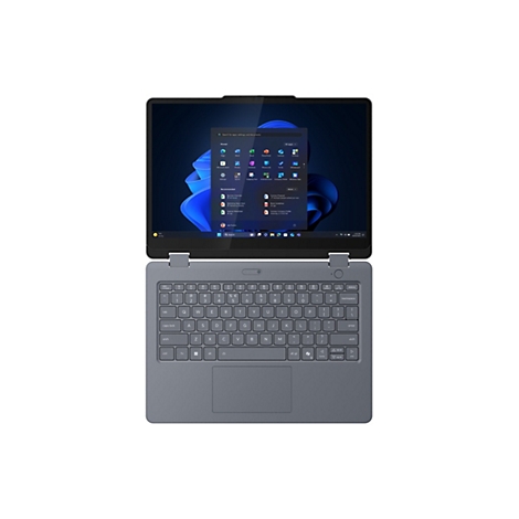 Draufsicht auf einen geöffneten, grauen Laptop mit Windows-Startmenü auf dem Bildschirm. Die Tastatur ist ebenfalls grau.