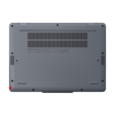 Grauer Laptop von unten. Sichtbar sind Kühlrippen, Lüftungsschlitze, Beschriftungen und Logos, sowie rote Füße.