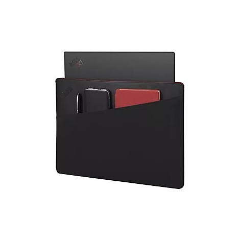 Housse d'ordinateur portable noire avec bordure rouge et poche. À l'intérieur : stylo, téléphone, carnet rouge. Partie ordinateur portable avec logo rouge.