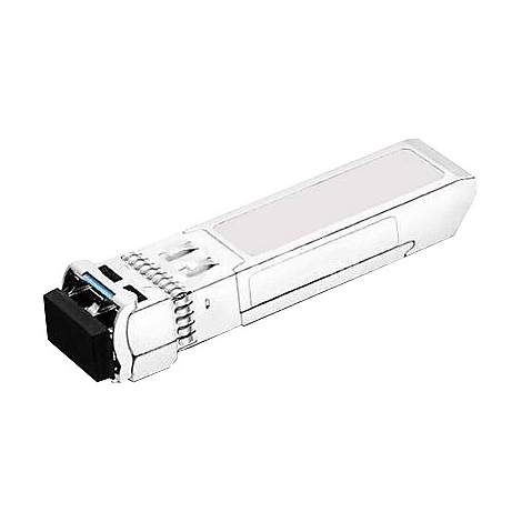Ein silberner SFP-Transceiver, diagonal vor weißem Hintergrund. Der Transceiver hat eine rechteckige Form mit einem schwarzen Stecker.
