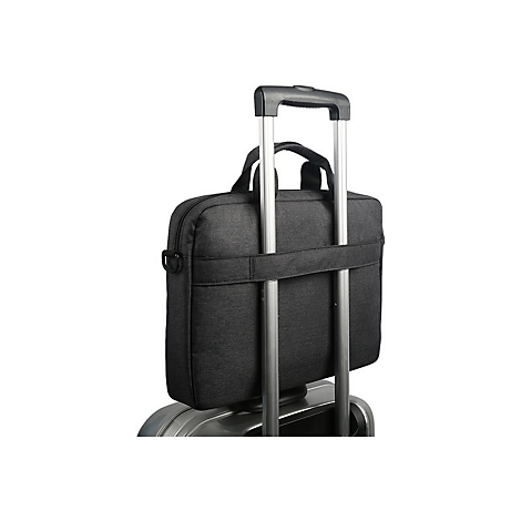 Eine schwarze Laptoptasche ist an einem silbernen Koffer befestigt.