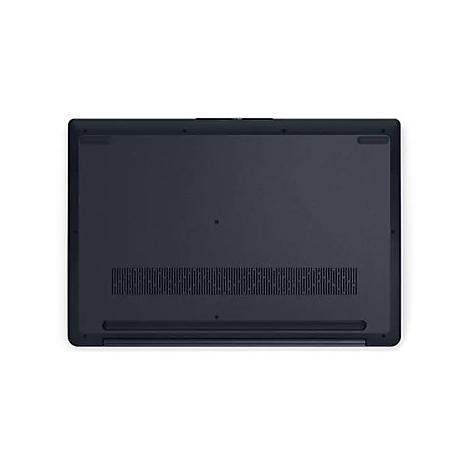 Dunkelblauer Laptop von unten. Auf der Rückseite befinden sich Lüftungsschlitze, Gummifüße und ein kleines Loch.