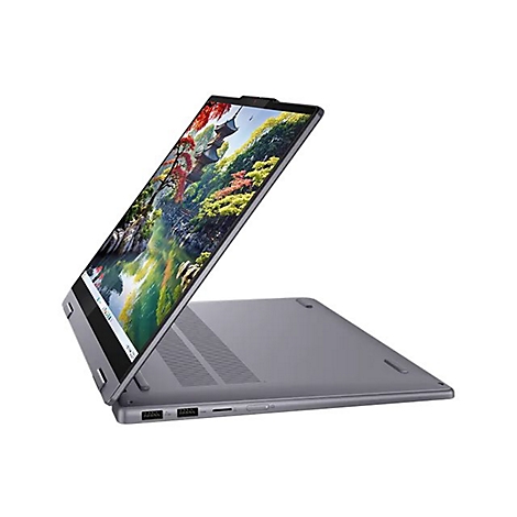 Grauer Laptop im Dreiviertel-Profil, Bildschirm zeigt Landschaftsszene. Geöffnet, zur Hälfte aufgeklappt, auf weißem Hintergrund.