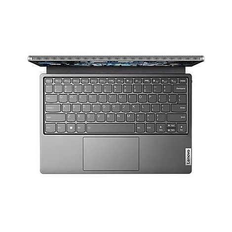 Draufsicht auf ein graues Lenovo-Laptop-Keyboard. Die Tastatur ist geöffnet. Auf den Tasten sind Buchstaben und Zahlen zu erkennen.