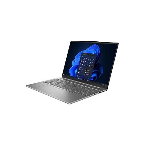 Silberner Laptop im 45-Grad-Winkel, Windows 11 Oberfläche auf dem Display, weißer Hintergrund.