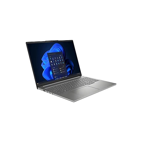 Ein silberner Laptop, halb geöffnet, mit dem Windows-Startbildschirm, vor weißem Hintergrund.