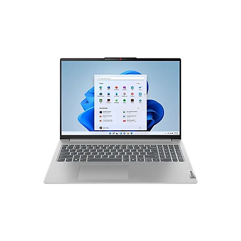 Silberner Laptop mit Windows 11-Oberfläche, geöffnet. Die Tastatur und das Touchpad sind gut sichtbar.