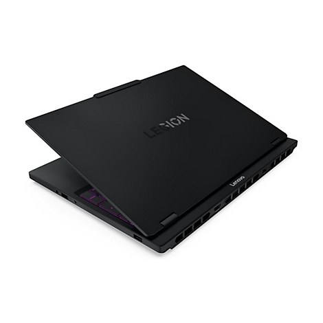 Schwarzes Lenovo Legion Laptop im Winkel geöffnet, mit Legion- und Lenovo-Logo. Die Tastatur leuchtet violett.