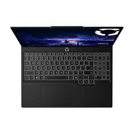 Ein schwarzer Laptop mit beleuchteter Tastatur. Der Bildschirm zeigt eine Szene mit einem Nachthimmel und einem Stadtbild. Die Marke ist "Lenovo Legion".
