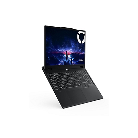 Schwarzer Laptop mit beleuchteter Tastatur, der leicht geöffnet vor weißem Hintergrund steht. Auf dem Display ist ein Gewitterhimmel zu sehen.