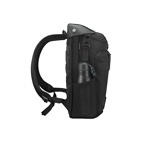 Schwarzer Rucksack mit Wasserflasche in der Seitentasche. Sicht von der Seite, vor weiÃŸem Hintergrund.