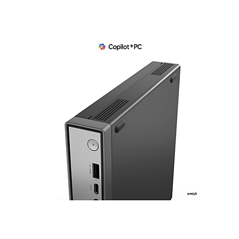 Detaillierte Nahaufnahme eines schwarzen PCs. Auf der Vorderseite sind Anschlüsse und ein Power-Button zu sehen. Oben steht "Copilot + PC".