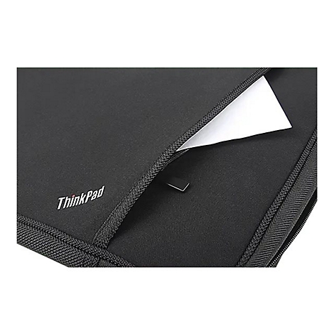 Detailaufnahme einer schwarzen ThinkPad-Laptoptasche, halb geöffnet, mit einem weißen Blatt Papier.
