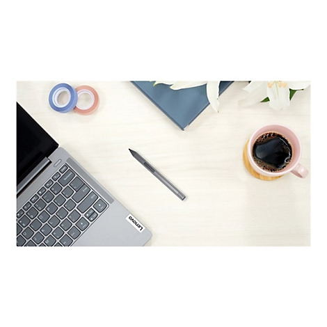 Draufsicht: Laptop, Stift, Tasse Kaffee, Notizbuch und Klebebandrollen auf hellem Holztisch.