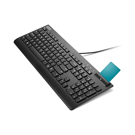 Schwarze Lenovo Tastatur mit Kartenleser, Kabel, auf weißem Hintergrund. Eine türkisfarbene Karte steckt im Leser.
