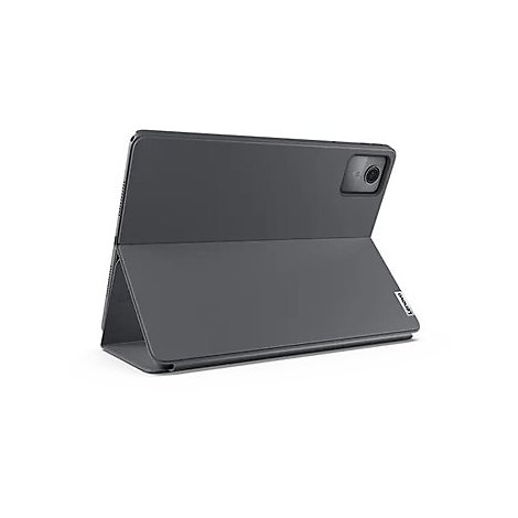 Dunkelgraues Tablet mit Hülle; Lenovo-Logo, Kamera auf Rückseite. Steht leicht schräg auf weißem Hintergrund.