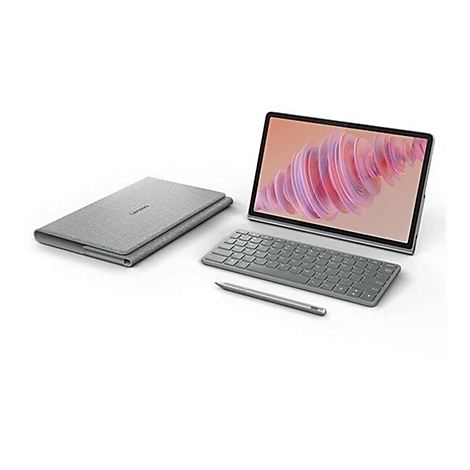 Graues Tablet mit Tastatur, Stift und Hülle auf weißem Untergrund. Das Tablet zeigt ein abstraktes Muster.