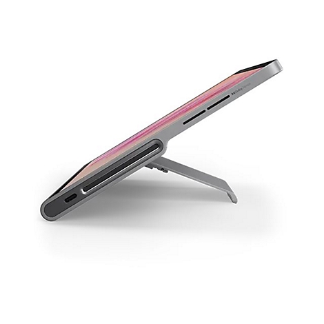 Ein graues Tablet, das mit einem silbernen Ständer aufgestellt ist. Der Bildschirm zeigt rosa Farben und das Dolby Atmos Logo ist sichtbar.