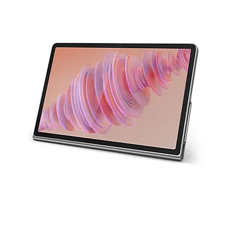 Ein graues Tablet liegt schräg, Bildschirm zeigt abstraktes Design in Rosa- und Orangetönen. Der Hintergrund ist weiß.