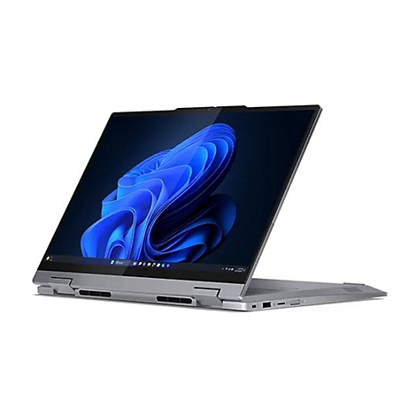 Ein grauer Laptop mit offenem Bildschirm, auf dem ein blauer Windows-Hintergrund zu sehen ist.