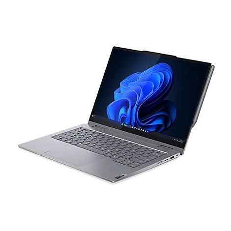 Graues Laptop auf weißem Hintergrund, Bildschirm zeigt blaues Hintergrundbild. Stift am Gehäuse.