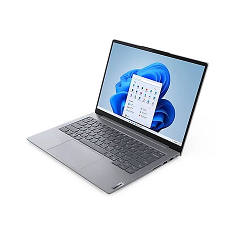 Grauer Laptop, der leicht geöffnet ist, zeigt Windows 11-Oberfläche.