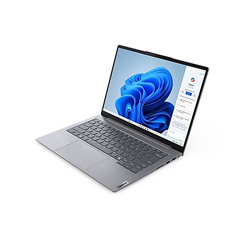 Grauer Laptop, leicht schräg gestellt, mit geöffnetem Display. Auf dem Bildschirm ist eine App mit blauem Logo zu sehen.