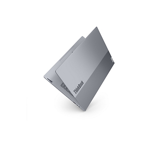 Hellgraues Lenovo ThinkBook Laptop, geöffnet, in diagonaler Perspektive. Auf der oberen Abdeckung steht "ThinkBook".