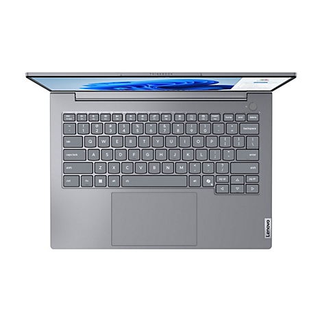 Draufsicht auf ein graues Lenovo ThinkBook-Laptop mit geöffnetem Deckel. Die Tastatur ist deutlich zu sehen.