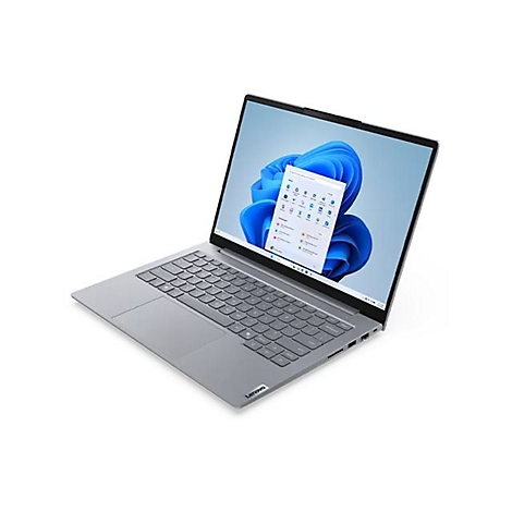 Ein hellgrauer Laptop mit geöffnetem Bildschirm auf weißem Hintergrund. Auf dem Bildschirm ein geöffnetes Fenster mit App-Symbolen.