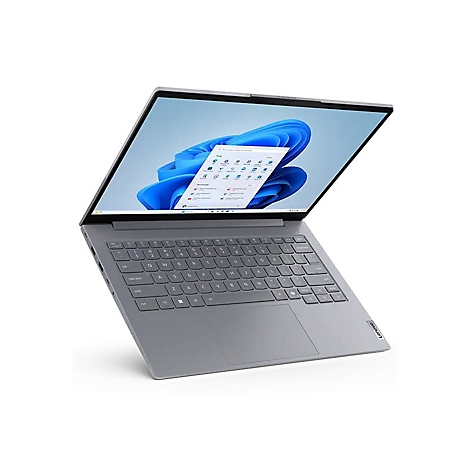 Grauer Laptop mit geöffnetem Bildschirm. Auf dem Display ist die Windows-Oberfläche zu sehen. Das Notebook steht leicht schräg.