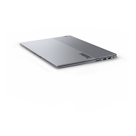 Ein silbernes ThinkBook-Laptop auf weißem Hintergrund.