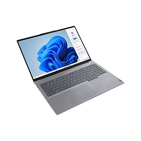 Grauer Laptop, der geöffnet ist. Auf dem Bildschirm ist ein Desktop-Hintergrund mit blauer Schleife zu sehen. Links oben steht Windows 11.