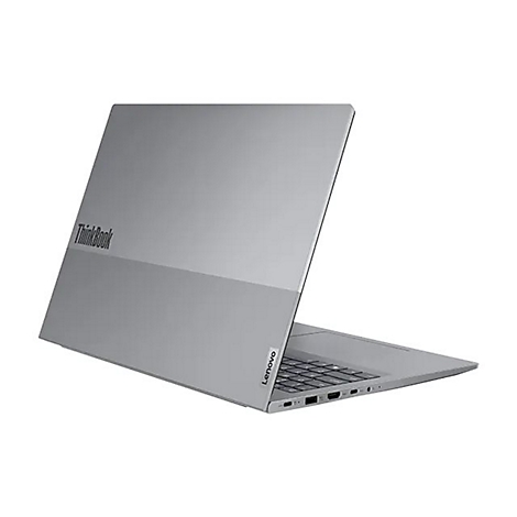 Ein silbernes Lenovo ThinkBook-Notebook, leicht angewinkelt, auf weißem Hintergrund.