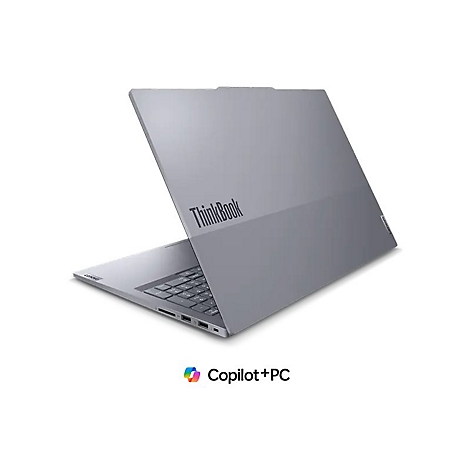 Grauer Laptop ThinkBook, leicht geÃ¶ffnet. Auf der OberflÃ¤che steht ThinkBook, darunter Copilot+PC.