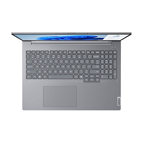 Draufsicht auf einen grauen Laptop, der geöffnet auf einem Tisch liegt. Die Tastatur und das Touchpad sind deutlich sichtbar. Der Bildschirm zeigt eine blaue Landschaft.