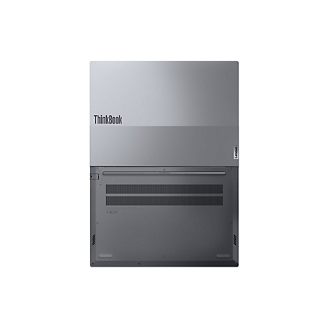 Die Unterseite eines silberfarbenen Laptops, auf dem "ThinkBook" steht, mit Lenovo-Logo, dunklem Lüftungsgitter.