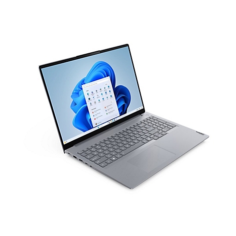 Ein silberner Laptop mit geöffnetem Bildschirm, auf dem das Windows 11-Interface zu sehen ist.
