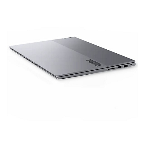 Ein geschlossenes, silberfarbenes Lenovo ThinkBook-Notebook, leicht schräg von oben fotografiert. Auf der Oberseite ist das ThinkBook-Logo zu sehen.