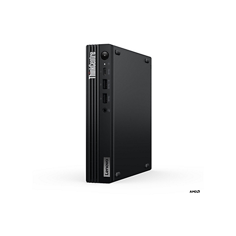 Schwarzer Lenovo ThinkCentre Mini-PC auf weißem Hintergrund. Auf der Front befindet sich der Schriftzug ThinkCentre, Anschlüsse und das Lenovo-Logo. AMD-Logo rechts unten.