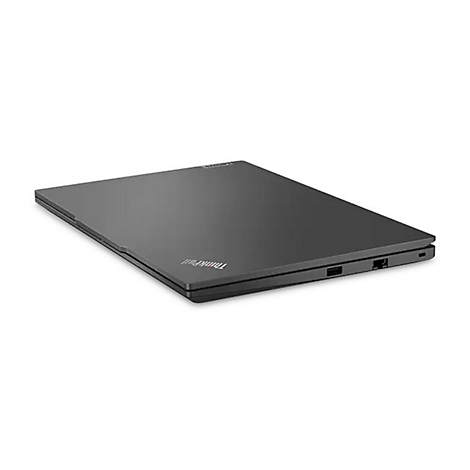 Ein geschlossenes, schwarzes ThinkPad-Laptop, leicht angewinkelt, auf weiÃŸem Hintergrund.