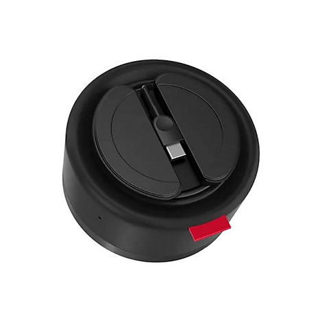 Chargeur noir et rond avec port USB-C intégré, bouton rouge. Vue détaillée.
