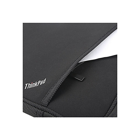 Gros plan sur une housse d'ordinateur portable ThinkPad noire, fermeture éclair ouverte, papier blanc visible.
