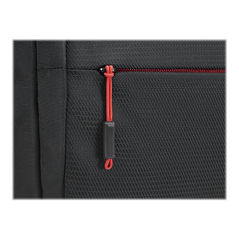 Detailaufnahme einer schwarzen Tasche mit rotem Reißverschluss und Zipper. Das Gewebe ist stark strukturiert.