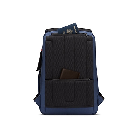 Blauer Rucksack mit schwarzem Rücken. Ein Reisepass und eine braune Geldbörse stecken in den Taschen.