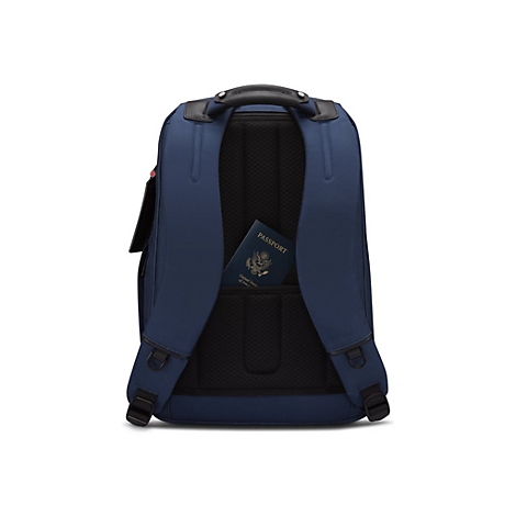 Dunkelblauer Rucksack, Blick auf die Rückseite. Ein Reisepass steckt in einer Tasche.