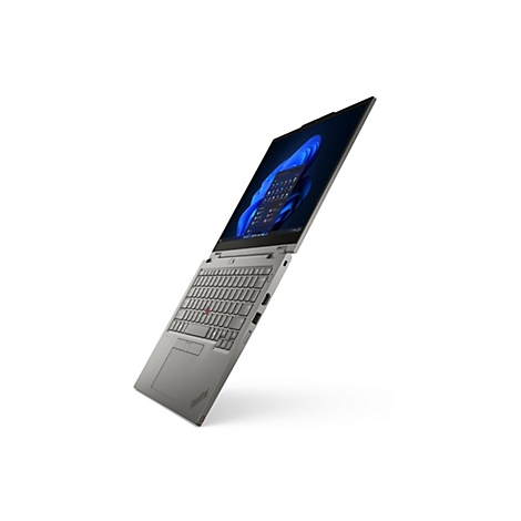 Grauer Laptop, leicht schräg, geöffnet, vor weißem Hintergrund. Tastatur, Bildschirm mit Windows-Oberfläche. ThinkPad Logo sichtbar.