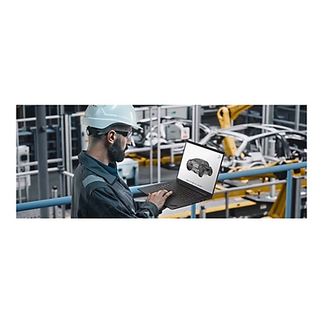 Ein Mann in Schutzkleidung und Helm betrachtet am Laptop ein 3D-Autodesign in einer Fabrik.